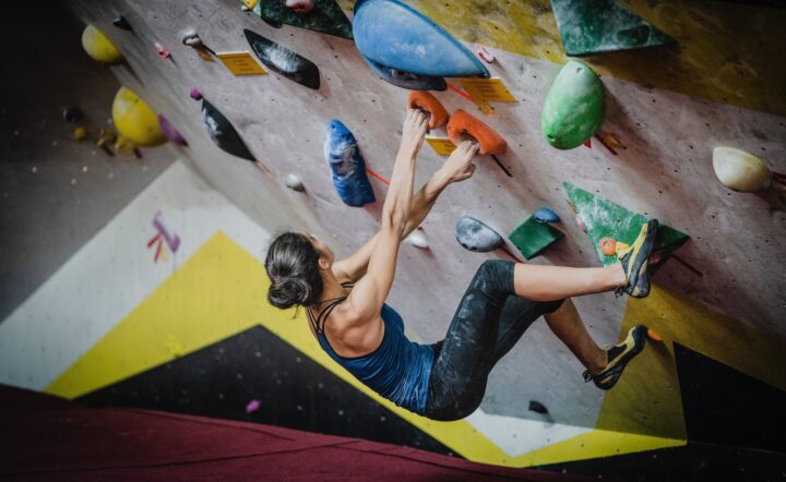 bouldering-climbing-woman